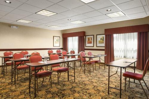 Country Inn & Suites by Radisson, Toledo South, OH