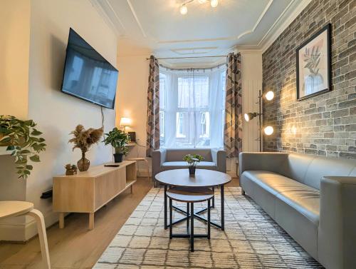 Bright 4BR Home Near Anfield & Free Parking, Liverpool