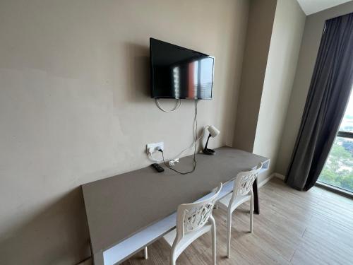 Private Suite for 2 | Near IKEA SEGi & MRT | Wi-Fi - image 2