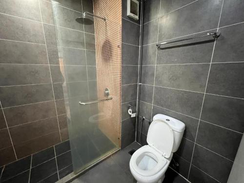 Private Suite for 2 | Near IKEA SEGi & MRT | Wi-Fi - image 4