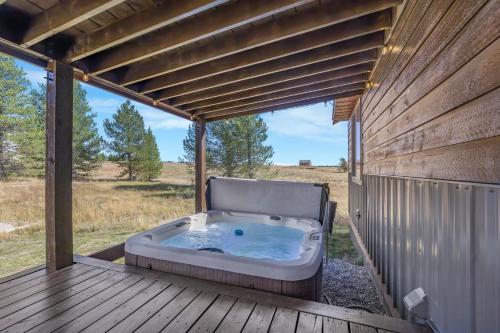 Scenic 4br Cabin Whot Tub And Wrap Around Porch in Island Park, USA