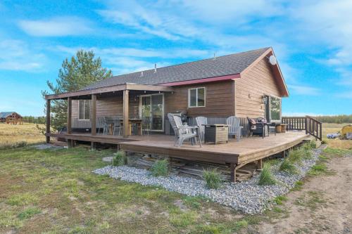 Scenic 4br Cabin Whot Tub And Wrap Around Porch in Island Park, USA