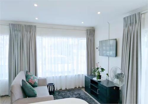 Central, Secure & Stylish Stay in Randhart, Alberton (Foto 2)