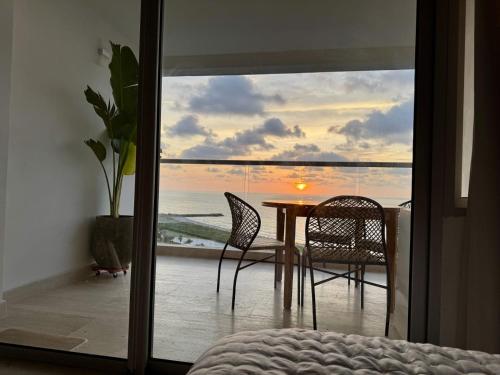 Charming Oceanfront Apartment with Balcony and Panoramic view, Cartagena Colombia