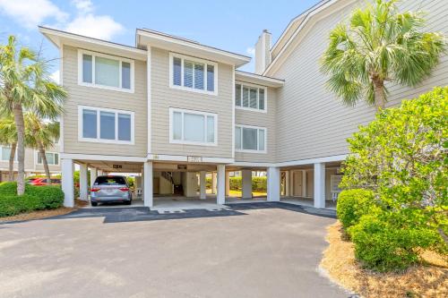 New Listing! Seagrove Villa 3A - Luxurious Ocean View! in Isle of Palms, USA