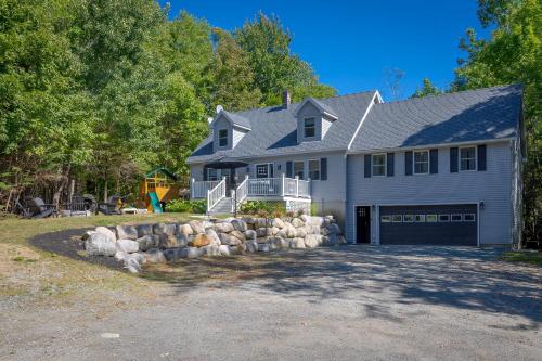 4BR Retreat 16mi to Acadia Firepit and Game Room - main image