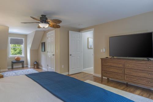 4BR Retreat 16mi to Acadia Firepit and Game Room - image 4