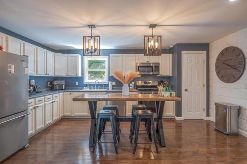 4BR Retreat 16mi to Acadia Firepit and Game Room - image 13