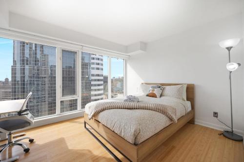Modern Suite Condo next to Eaton Centre - The Roland