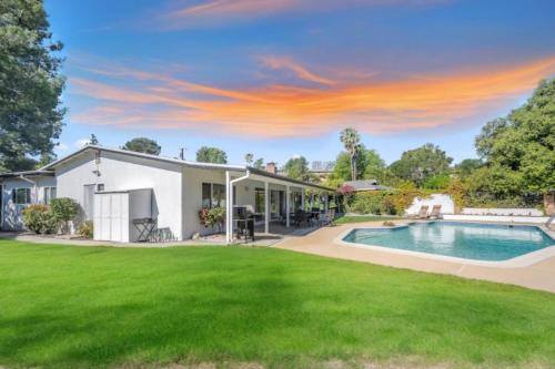 Wexford Hills Poolside Haven Backyard, BBQ in Crestcenta Valley