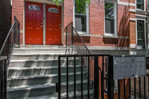 Entrance, Wicker Park 1-BR Walk to Train & Grocery Easy Downtown Access in West Town