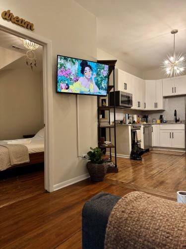 Wicker Park 1-BR Walk to Train & Grocery Easy Downtown Access in West Town