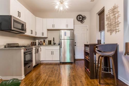 Kitchen, Wicker Park 1-BR Walk to Train & Grocery Easy Downtown Access in West Town