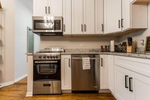 Kitchen, Wicker Park 1-BR Walk to Train & Grocery Easy Downtown Access in West Town