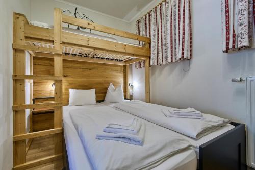 2 bedrooms, 3 beds