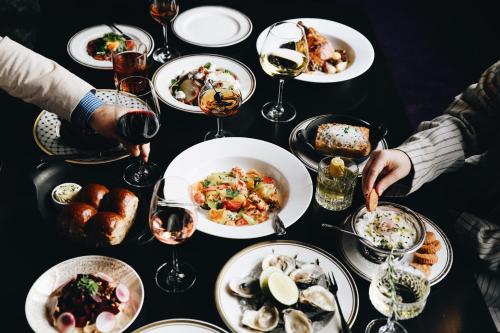 餐飲選擇, 堪薩斯城薩沃伊酒店 - 希爾頓傲途格精選酒店 (Hotel Savoy Kansas City, Tapestry Collection by Hilton) in 市區