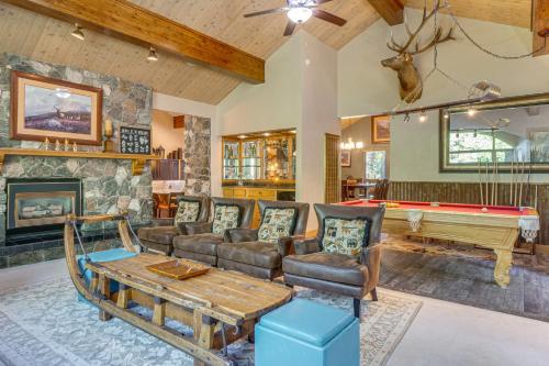 Steps to Ski Shuttle: Breckenridge Home w/ Hot Tub – khách sạn tại Warrior's Mark