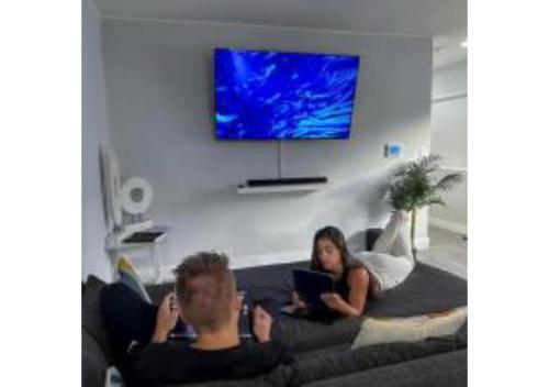 16 PPL - 5 min to Brickell - Bars - Nightlife - King Bed - Hot Tub
