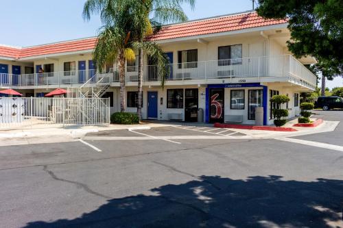 Motel 6-Bakersfield CA - Convention Center - image 3