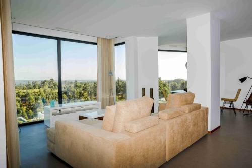 Suite con cama extragrande y vistas a la piscina