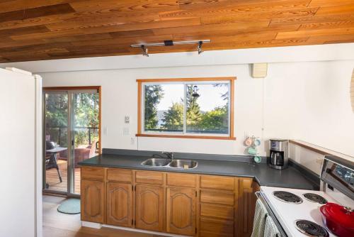 Ocean Vista In the Woods on Saltspring Island in 盬泉島 (BC)
