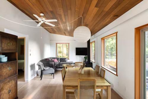 Ocean Vista In the Woods on Saltspring Island in 盬泉島 (BC)