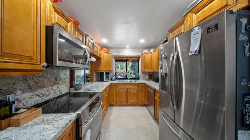 ห้องครัว, Luxury Queen Room, Walk to UM, Free Car Service! near อุทยานเขตร้อน