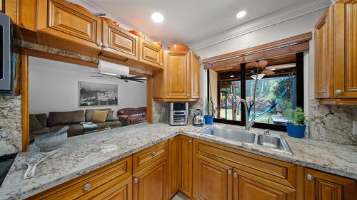 ห้องครัว, Luxury Queen Room, Walk to UM, Free Car Service! near อุทยานเขตร้อน