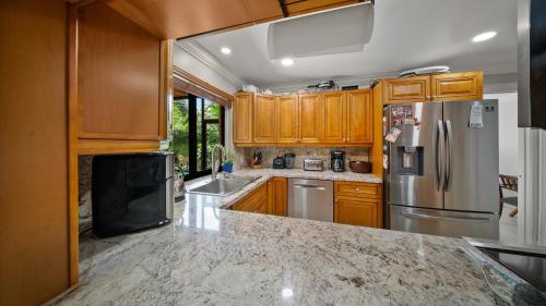 ห้องครัว, Luxury Queen Room, Walk to UM, Free Car Service! near อุทยานเขตร้อน