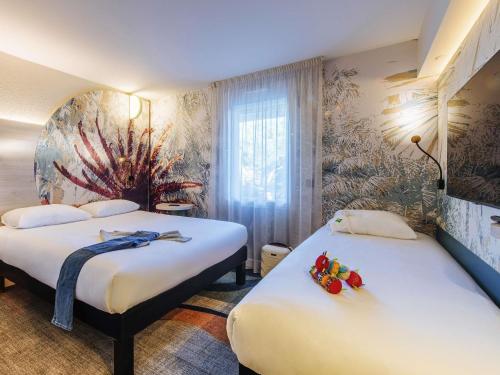 1 king bed, 1 twin bed