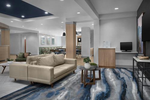 Lobby, Fairfield by Marriott Inn & Suites Fort Lauderdale Airport & Cruise Port near Rustic Inn Crabhouse