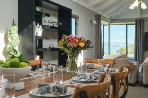 Hamurana Lakeview Farmhouse Luxury Retreat in 哈穆拉納