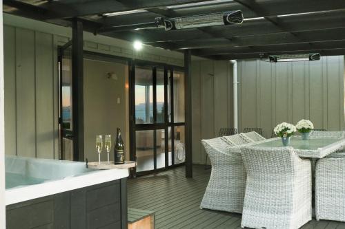 Hamurana Lakeview Farmhouse Luxury Retreat in 哈穆拉納