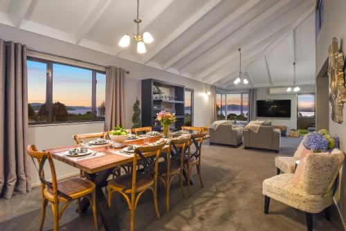 Hamurana Lakeview Farmhouse Luxury Retreat in 哈穆拉納