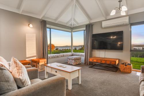 Hamurana Lakeview Farmhouse Luxury Retreat in 哈穆拉納