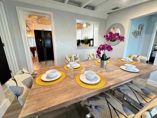 Great location Pool home w Pool table 5br in Lauderhill