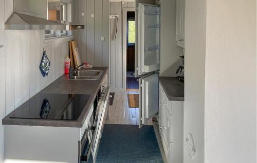 Konyha, Awesome Home In Kolbjørnsvik With House Sea View in Arendal