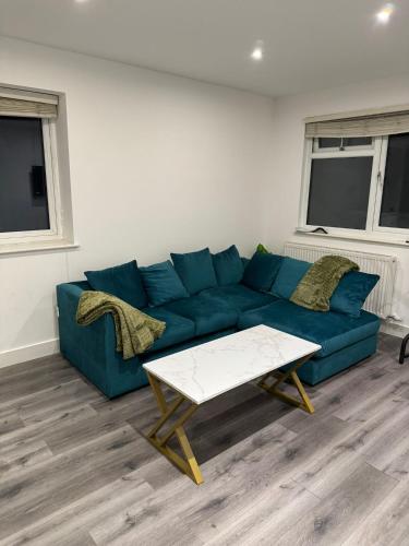 Spacious 3BR Stay Near Heathrow and Central London