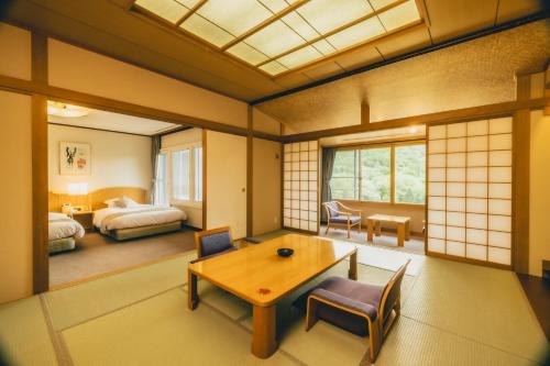 2 double beds, 4 futon beds