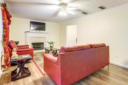 Pet-Friendly Home w/ Pool Access in Snellville! in Snellville (GA)
