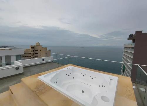 Vista al mar espectacular apto, amplio, fresco piso alto conjunto con jacuzzi