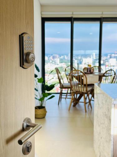 Modern 2BR Condo in Providencia, City Views, Pool & Gym