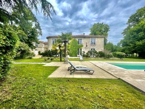 Grande maison familiale avec piscine chauffée, wifi et parking à Pranzac