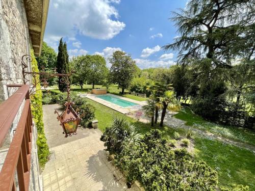 Grande maison avec piscine privée, wifi et animaux acceptés pour 15 pers.