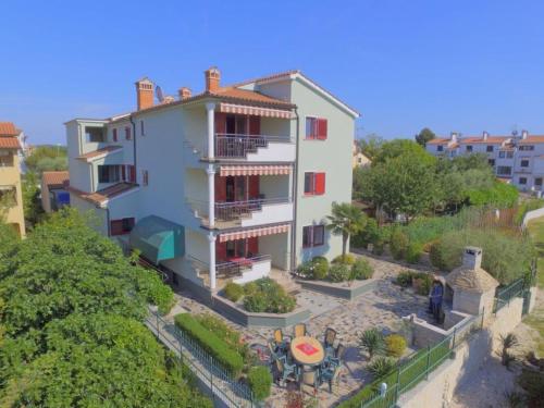 Holiday apartment in Porec with swimming pool – khách sạn tại Brulo