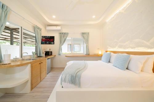 Stylish Studio with Pool - 8' walk to Rawai Beach, Rawai Beach (photo 5)