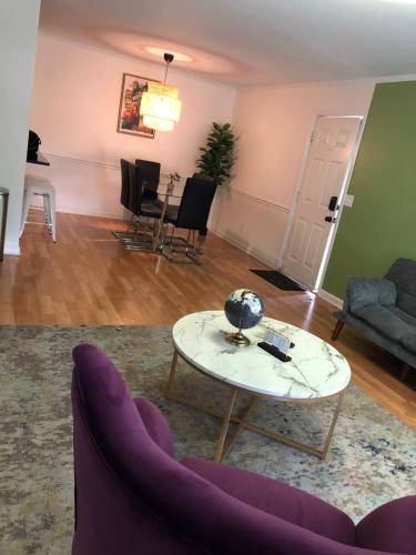 Minutes to Broadway Large 2B-2Ba family unit for up to 8 guests with Private Balcony and Optional private parking in Nashville, USA