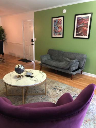 Minutes to Broadway Large 2B-2Ba family unit for up to 8 guests with Private Balcony and Optional private parking in Nashville, USA