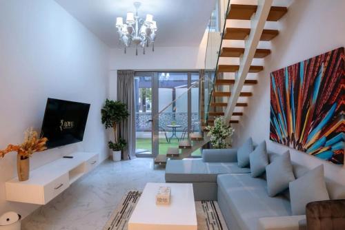 Serenity Mirage - Elegant 2BR Duplex Retreat with Pool in Oasis, Near Masdar City