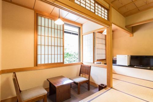 Kazeya Located in Okuhida Onsen, Kazeya is a perfect starting point from which to explore Takayama. Offering a variety of facilities and services, the hotel provides all you need for a good nights sleep. Lu